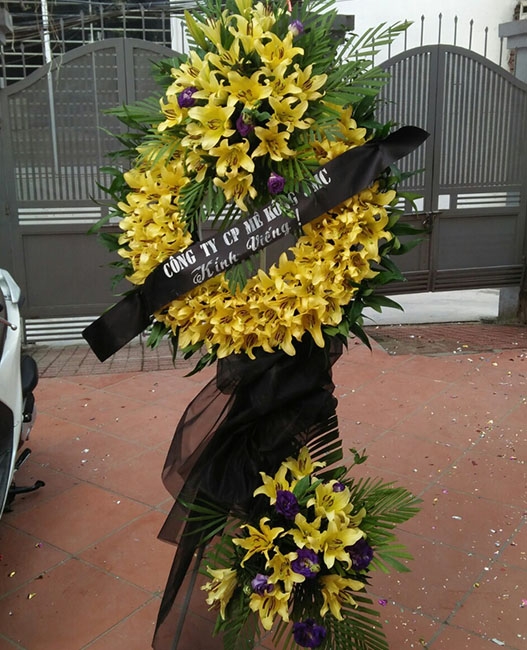 Vòng hoa ly chia buồn đẹp, thành kính, trang trọng giá rẻ tại Hà Nội