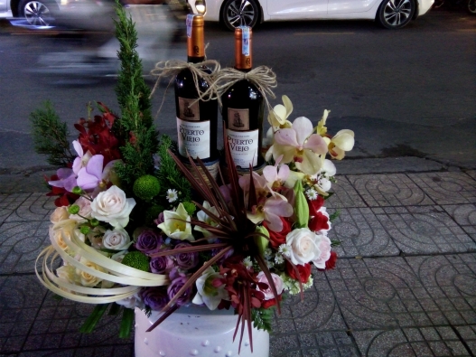 Với hoa rượu sinh nhật, mỗi ly rượu đều mang lại một thông điệp đẹp và tình cảm. Hình ảnh của loại quà này sẽ mang đến cho bạn cảm giác ấm áp và tình cảm giản dị, vì chính những điều như thế đã làm tăng giá trị của món quà trở nên đặc biệt.
