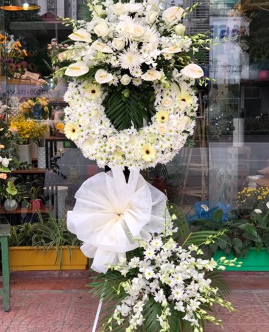 Kệ hoa đám tang màu trắng thương tiếc, trang trọng tại Diễn Châu, Nghệ An